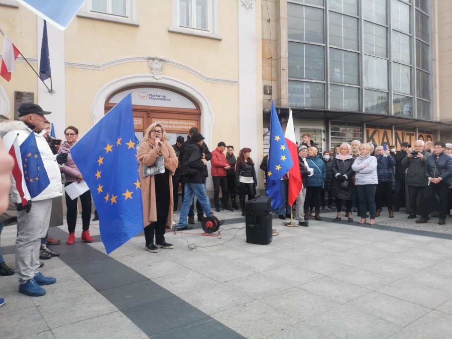 Bielszczanie w obronie Polski w Unii Europejskiej. Manifestacja na placu Chrobrego ZDJĘCIA