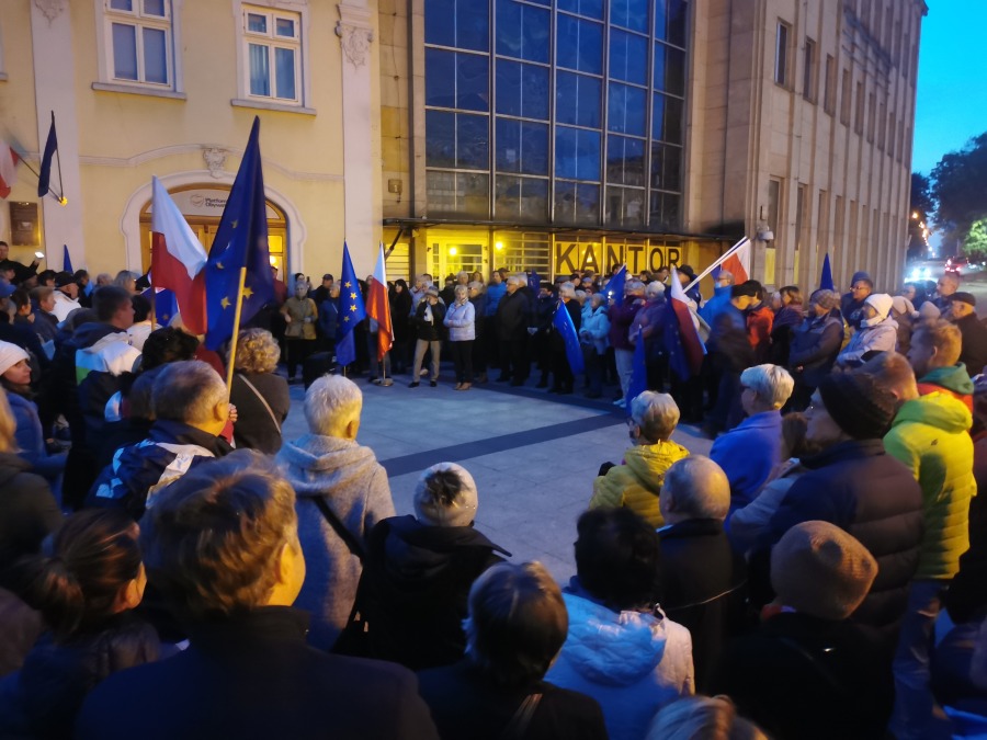 Bielszczanie w obronie Polski w Unii Europejskiej. Manifestacja na placu Chrobrego ZDJĘCIA