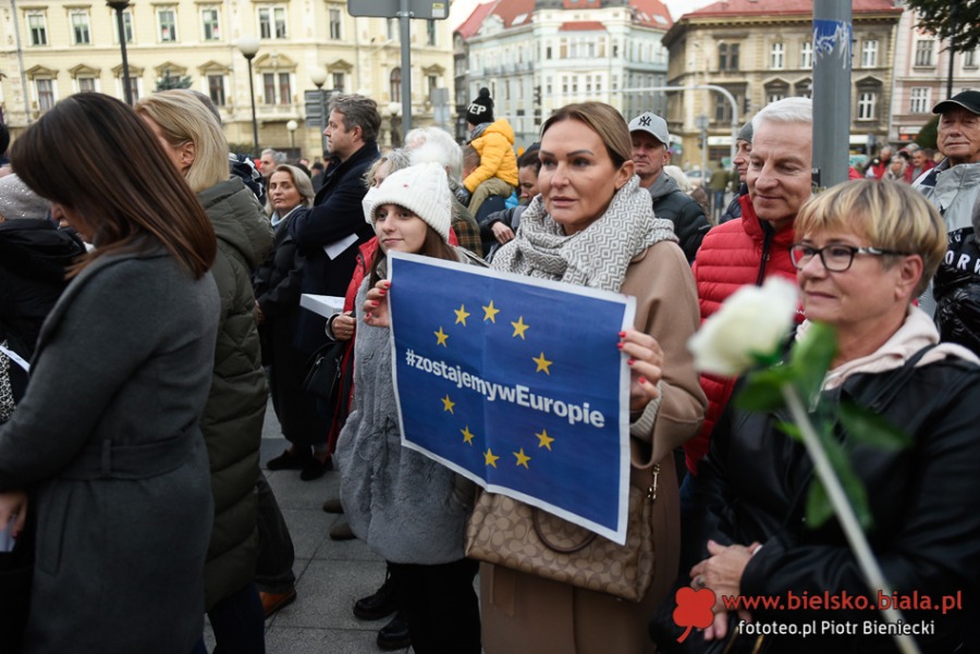 Bielszczanie w obronie Polski w Unii Europejskiej. Manifestacja na placu Chrobrego ZDJĘCIA