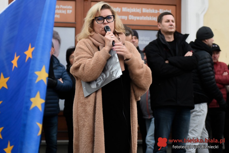 Bielszczanie w obronie Polski w Unii Europejskiej. Manifestacja na placu Chrobrego ZDJĘCIA