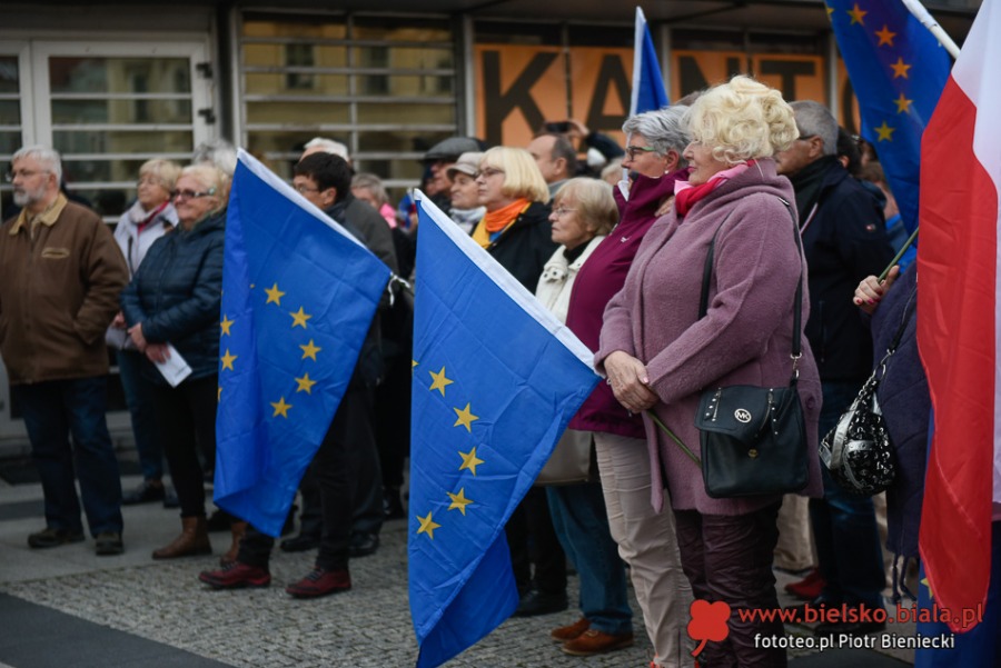 Bielszczanie w obronie Polski w Unii Europejskiej. Manifestacja na placu Chrobrego ZDJĘCIA