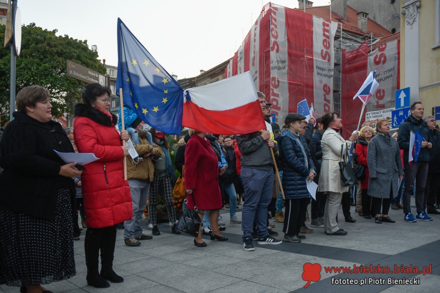 Bielszczanie w obronie Polski w Unii Europejskiej. Manifestacja na placu Chrobrego ZDJĘCIA
