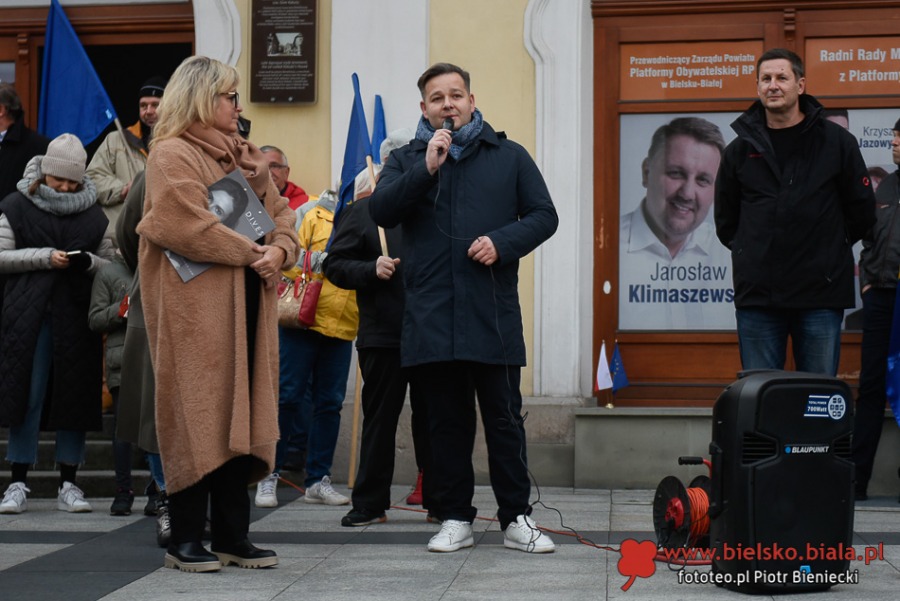 Bielszczanie w obronie Polski w Unii Europejskiej. Manifestacja na placu Chrobrego ZDJĘCIA