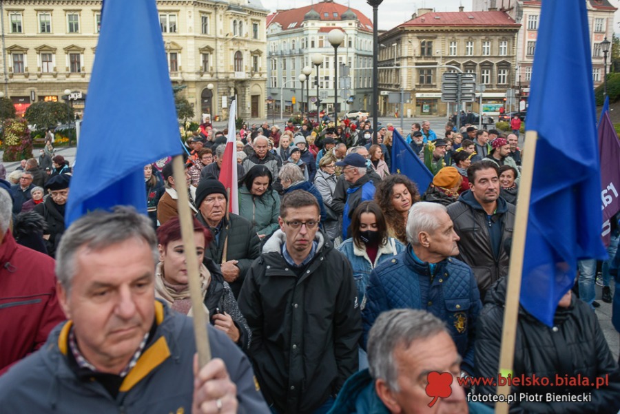 Bielszczanie w obronie Polski w Unii Europejskiej. Manifestacja na placu Chrobrego ZDJĘCIA
