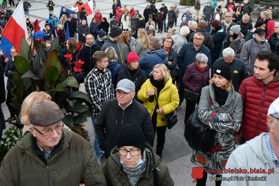 Bielszczanie w obronie Polski w Unii Europejskiej. Manifestacja na placu Chrobrego ZDJĘCIA