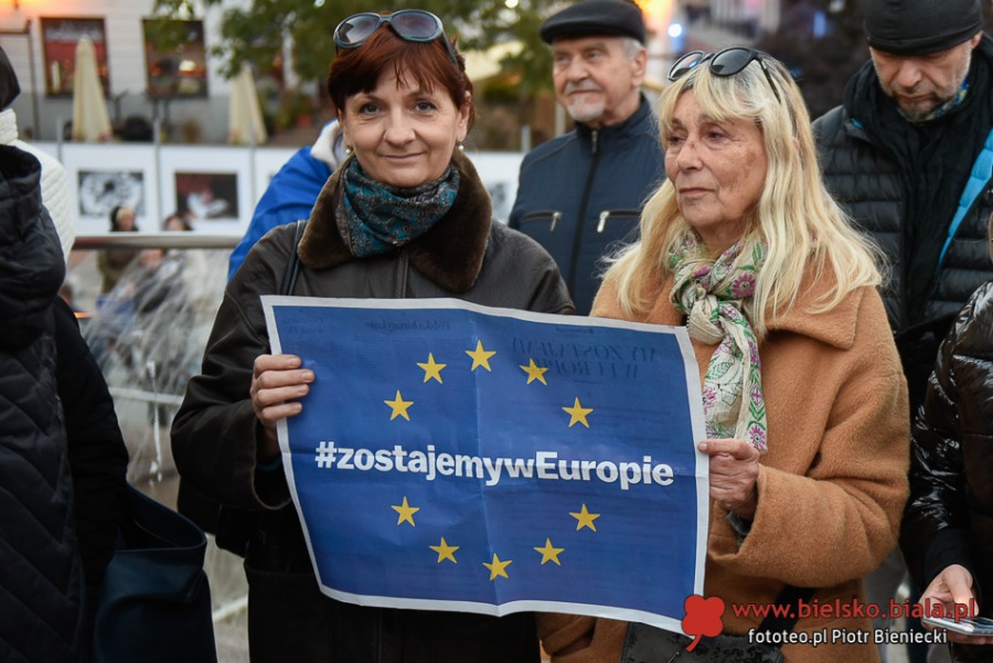 Bielszczanie w obronie Polski w Unii Europejskiej. Manifestacja na placu Chrobrego ZDJĘCIA