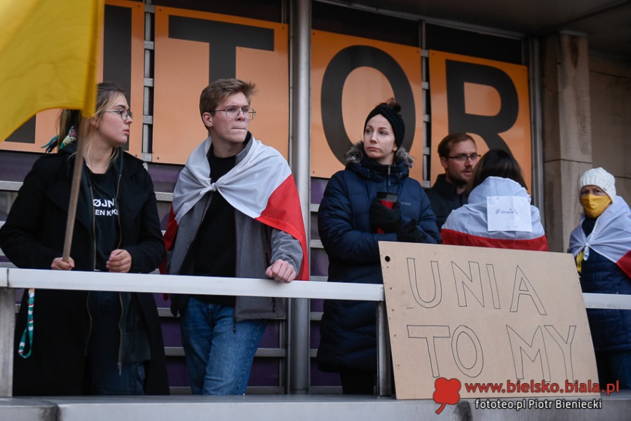 Bielszczanie w obronie Polski w Unii Europejskiej. Manifestacja na placu Chrobrego ZDJĘCIA