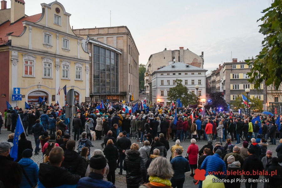 Bielszczanie w obronie Polski w Unii Europejskiej. Manifestacja na placu Chrobrego ZDJĘCIA