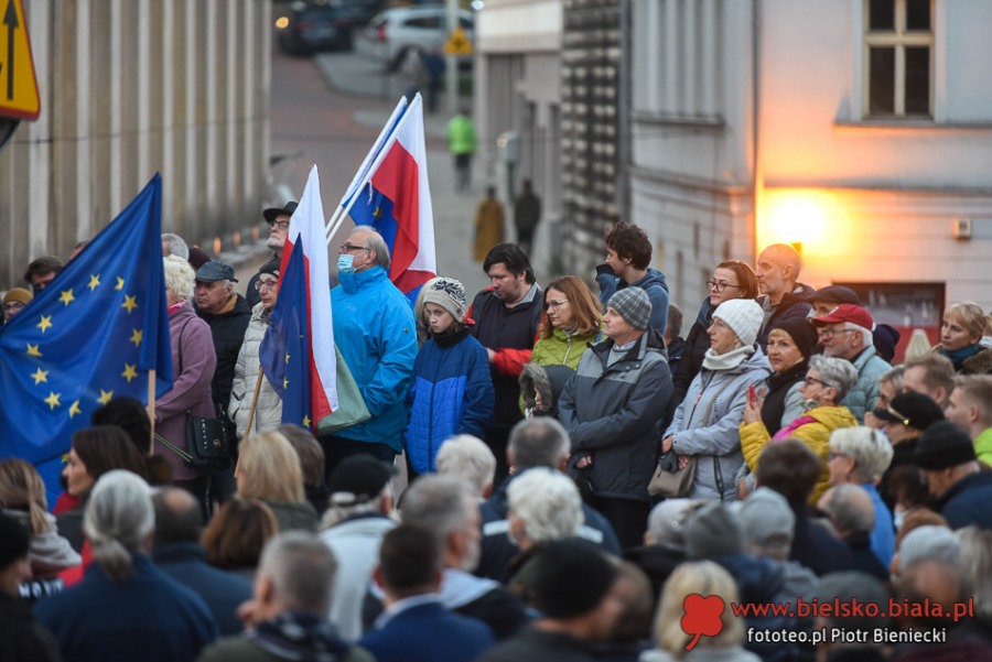 Bielszczanie w obronie Polski w Unii Europejskiej. Manifestacja na placu Chrobrego ZDJĘCIA