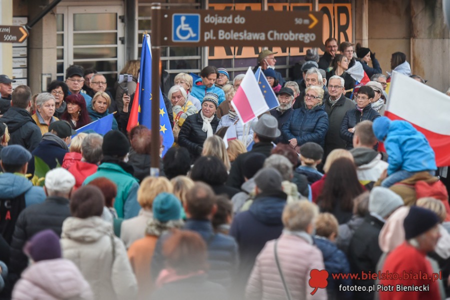 Bielszczanie w obronie Polski w Unii Europejskiej. Manifestacja na placu Chrobrego ZDJĘCIA