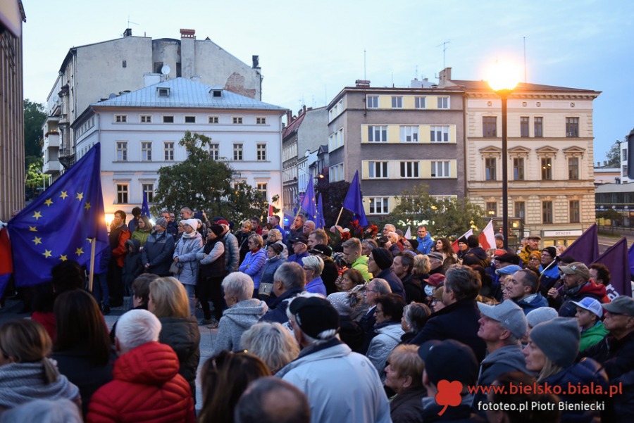 Bielszczanie w obronie Polski w Unii Europejskiej. Manifestacja na placu Chrobrego ZDJĘCIA
