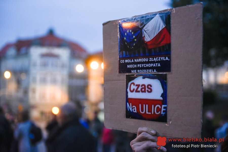 Bielszczanie w obronie Polski w Unii Europejskiej. Manifestacja na placu Chrobrego ZDJĘCIA