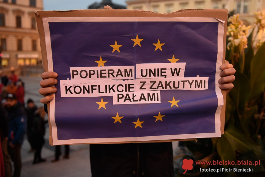 Bielszczanie w obronie Polski w Unii Europejskiej. Manifestacja na placu Chrobrego ZDJĘCIA