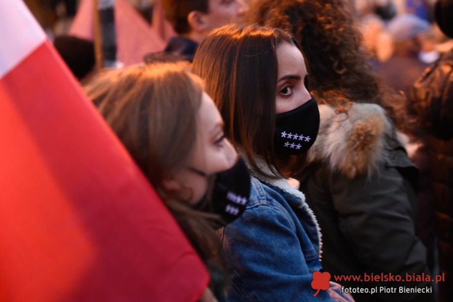 Bielszczanie w obronie Polski w Unii Europejskiej. Manifestacja na placu Chrobrego ZDJĘCIA