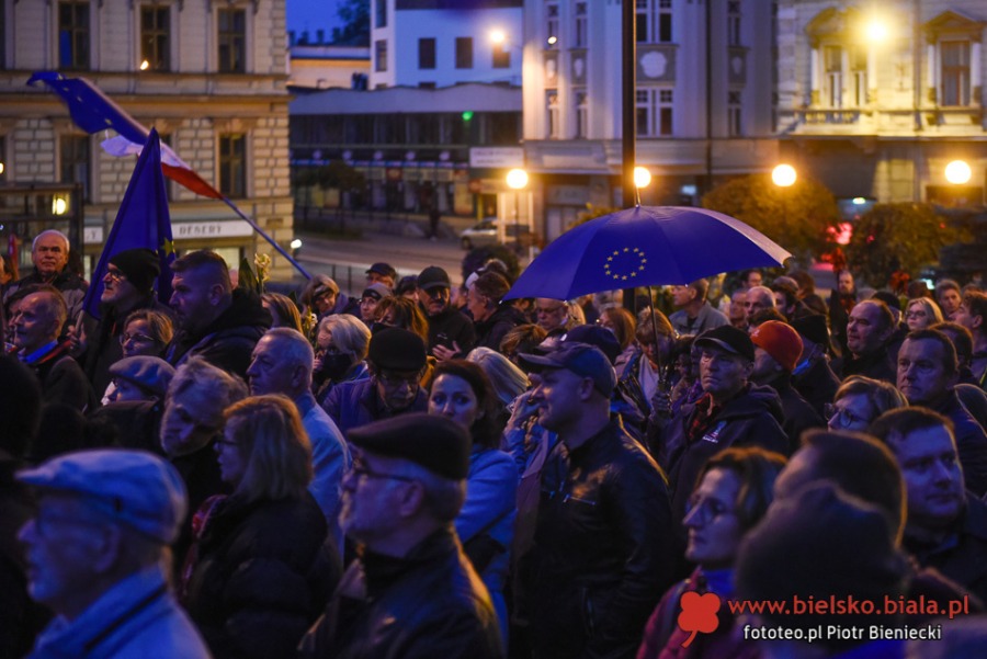 Bielszczanie w obronie Polski w Unii Europejskiej. Manifestacja na placu Chrobrego ZDJĘCIA