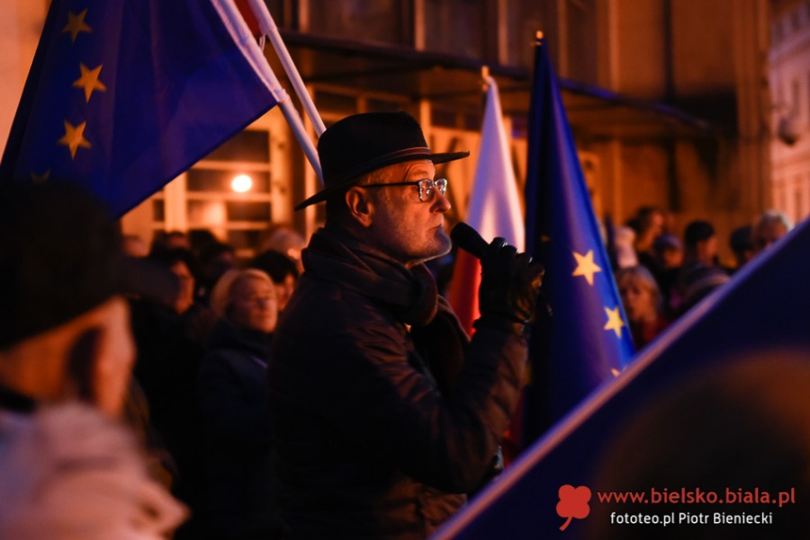 Bielszczanie w obronie Polski w Unii Europejskiej. Manifestacja na placu Chrobrego ZDJĘCIA