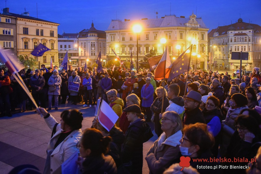 Bielszczanie w obronie Polski w Unii Europejskiej. Manifestacja na placu Chrobrego ZDJĘCIA