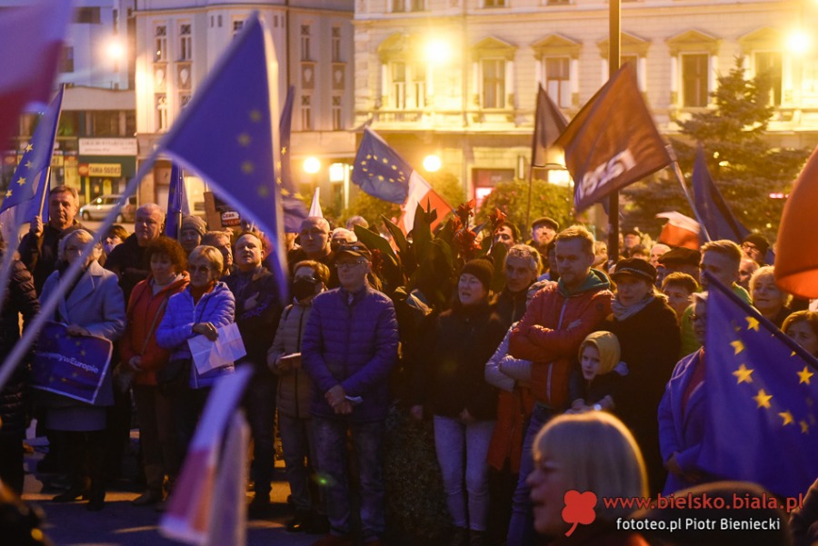 Bielszczanie w obronie Polski w Unii Europejskiej. Manifestacja na placu Chrobrego ZDJĘCIA