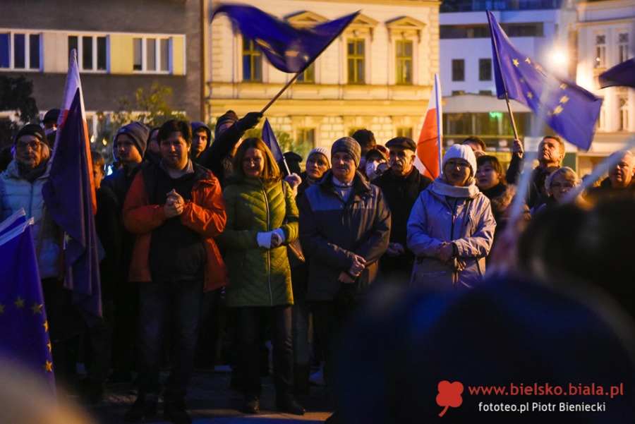 Bielszczanie w obronie Polski w Unii Europejskiej. Manifestacja na placu Chrobrego ZDJĘCIA