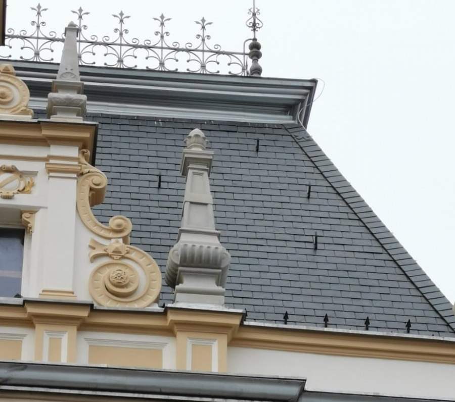 Tandeta na remontowanym dachu ratusza? „Niedoskonałości” to cecha naturalna ZDJĘCIA