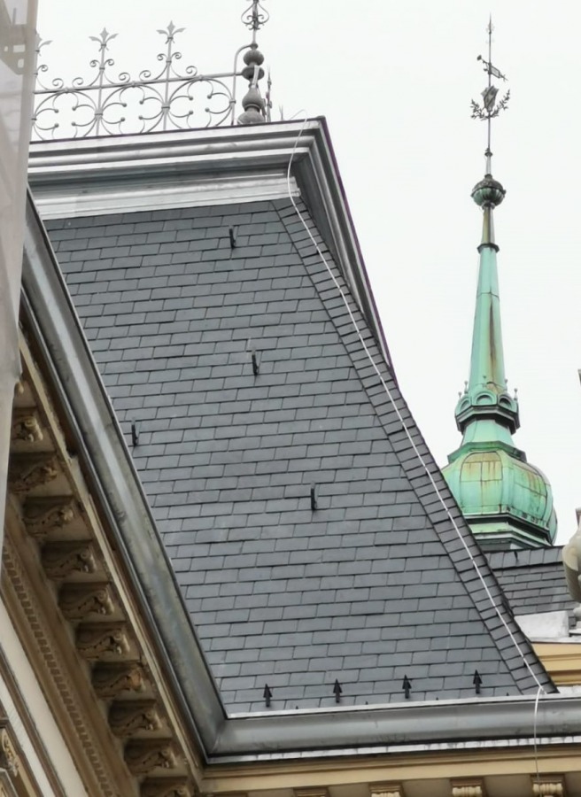 Tandeta na remontowanym dachu ratusza? „Niedoskonałości” to cecha naturalna ZDJĘCIA