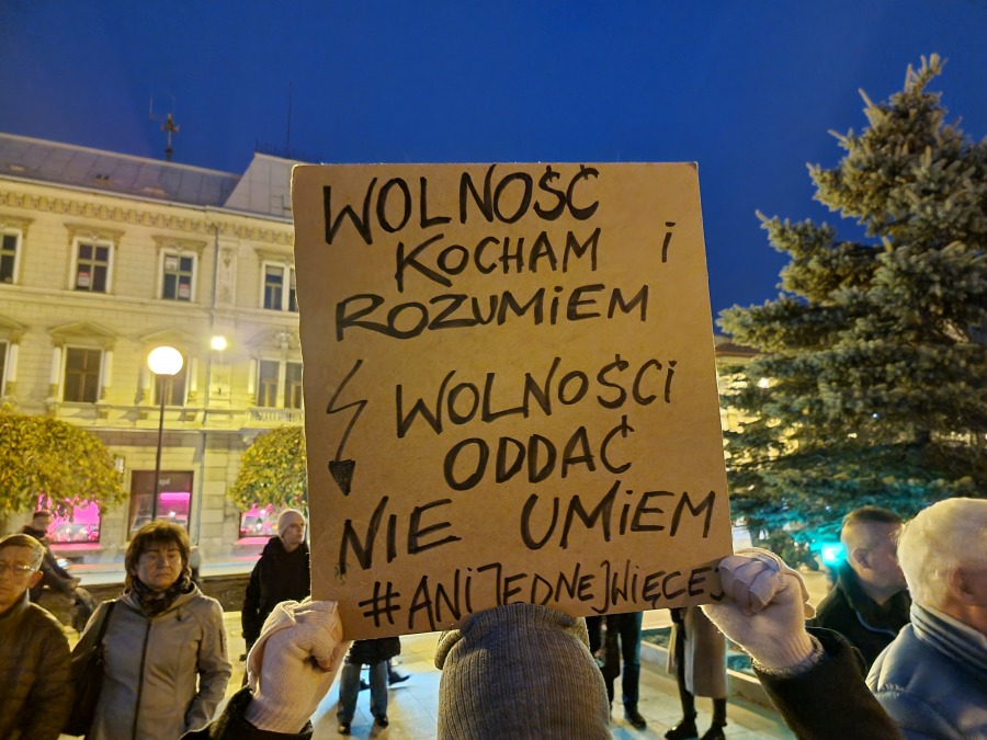 „Ani jednej więcej!”. Tłum w proteście na placu Chrobrego FILM