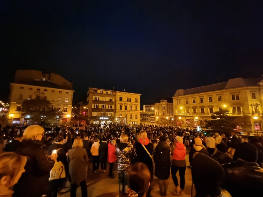 „Ani jednej więcej!”. Tłum w proteście na placu Chrobrego FILM