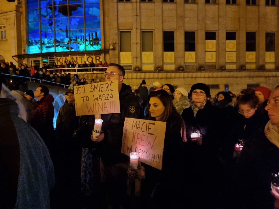 „Ani jednej więcej!”. Tłum w proteście na placu Chrobrego FILM