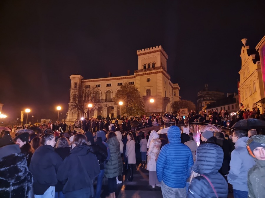 „Ani jednej więcej!”. Tłum w proteście na placu Chrobrego FILM