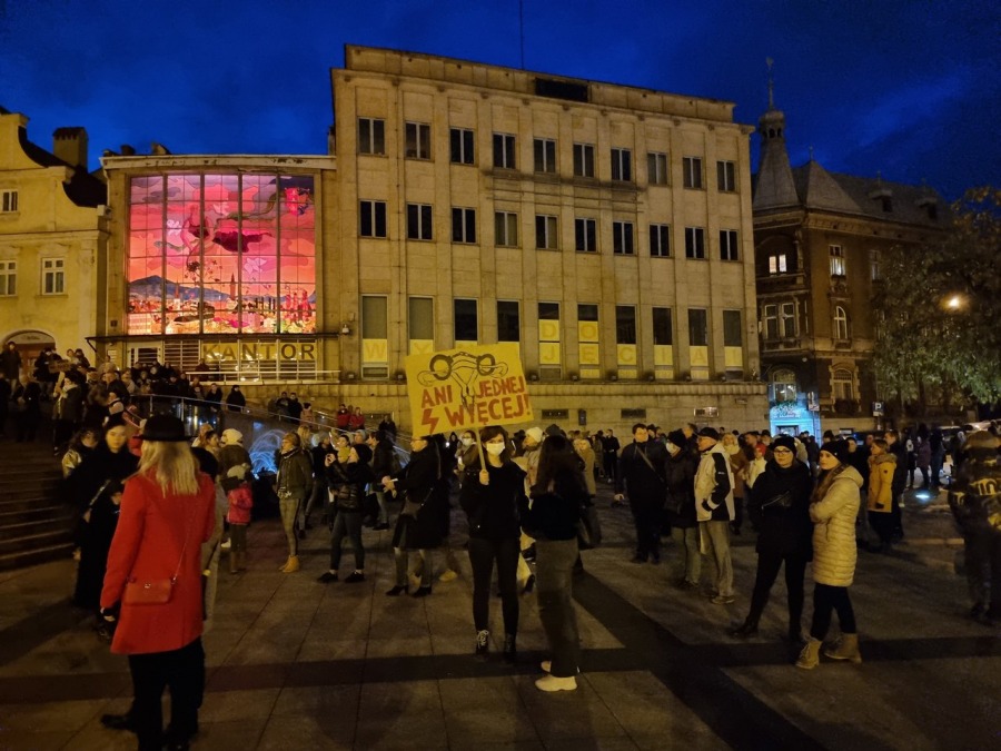 „Ani jednej więcej!”. Tłum w proteście na placu Chrobrego FILM