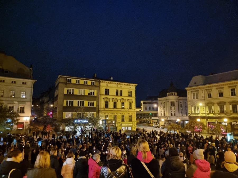 „Ani jednej więcej!”. Tłum w proteście na placu Chrobrego FILM