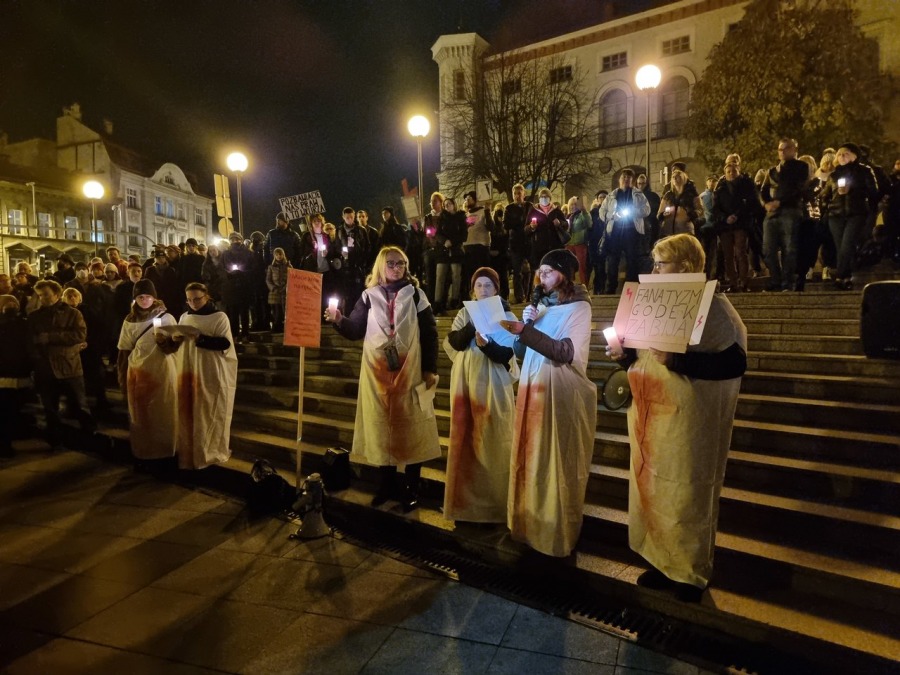 „Ani jednej więcej!”. Tłum w proteście na placu Chrobrego FILM