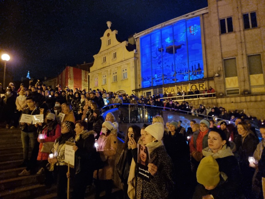 „Ani jednej więcej!”. Tłum w proteście na placu Chrobrego FILM