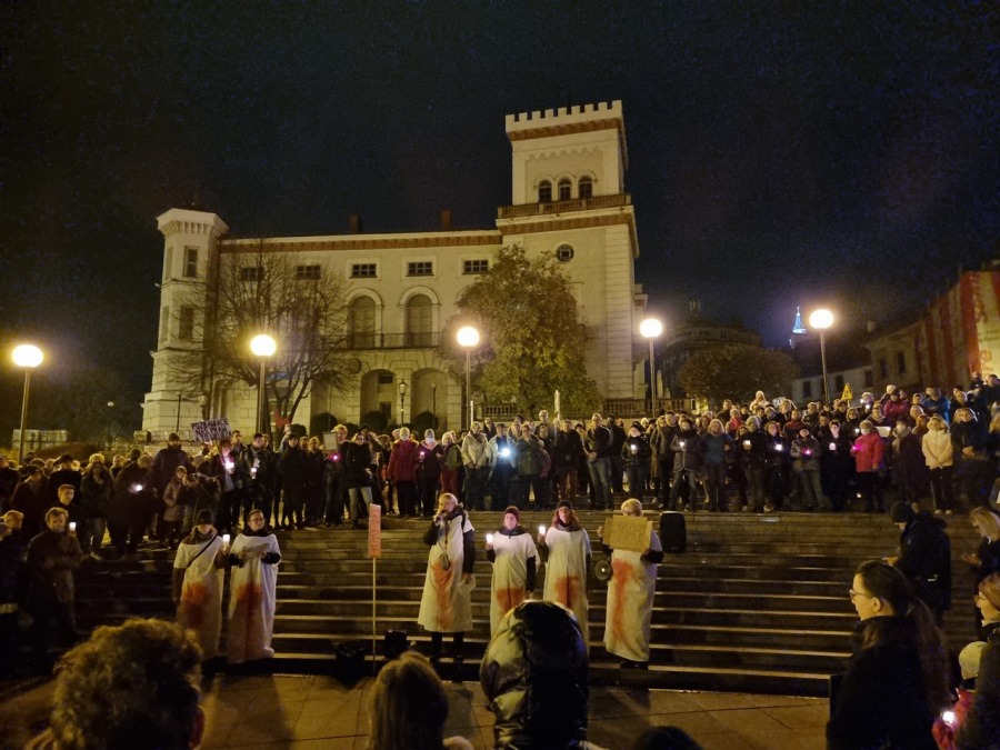 „Ani jednej więcej!”. Tłum w proteście na placu Chrobrego FILM