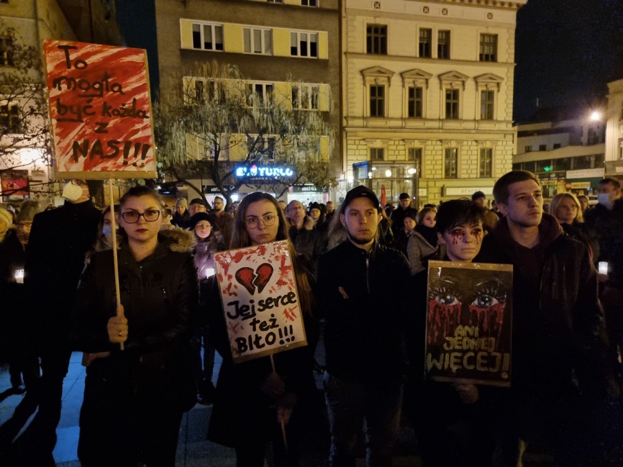 „Ani jednej więcej!”. Tłum w proteście na placu Chrobrego FILM