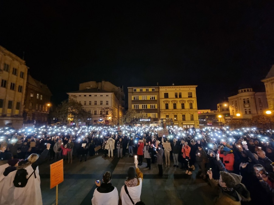 „Ani jednej więcej!”. Tłum w proteście na placu Chrobrego FILM