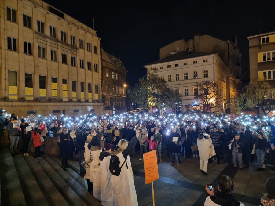 „Ani jednej więcej!”. Tłum w proteście na placu Chrobrego FILM