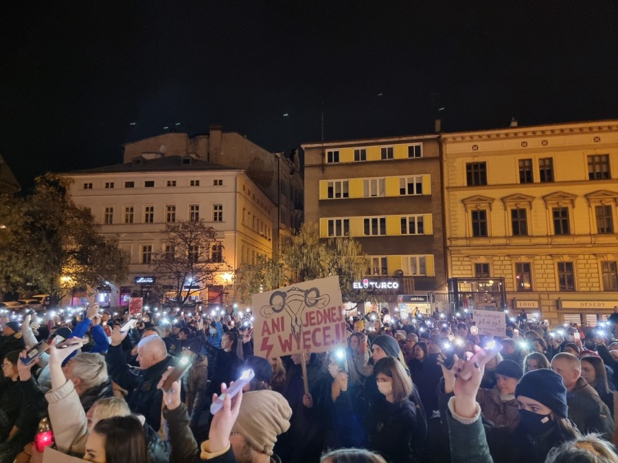 „Ani jednej więcej!”. Tłum w proteście na placu Chrobrego FILM