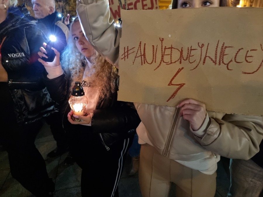 „Ani jednej więcej!”. Tłum w proteście na placu Chrobrego FILM