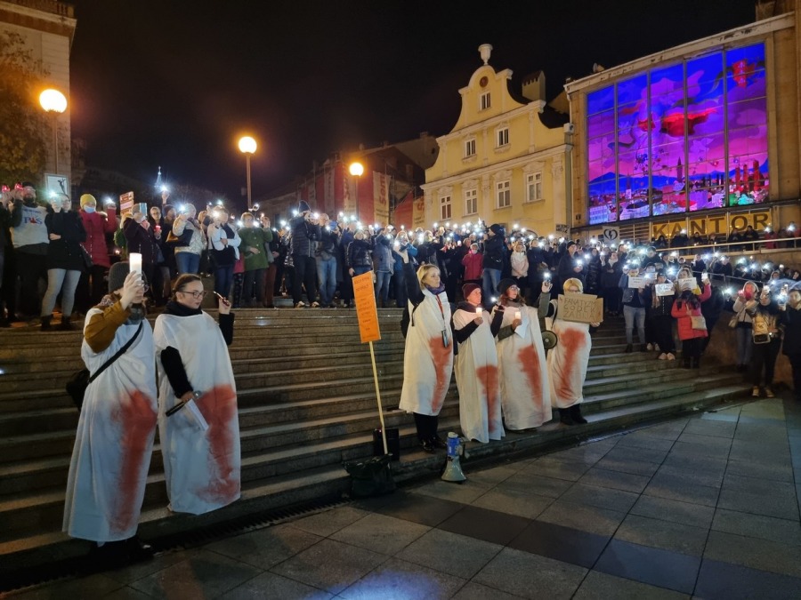 „Ani jednej więcej!”. Tłum w proteście na placu Chrobrego FILM