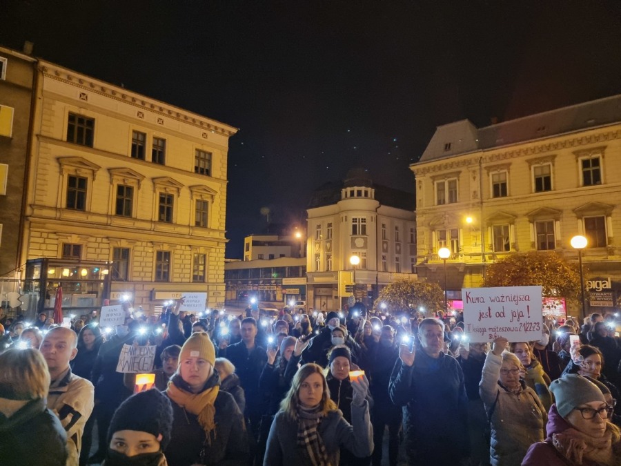 „Ani jednej więcej!”. Tłum w proteście na placu Chrobrego FILM
