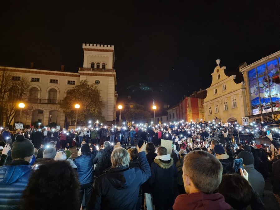 „Ani jednej więcej!”. Tłum w proteście na placu Chrobrego FILM