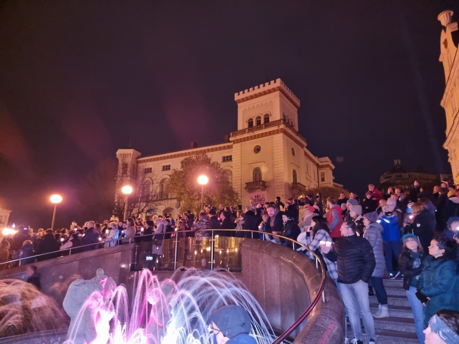 „Ani jednej więcej!”. Tłum w proteście na placu Chrobrego FILM