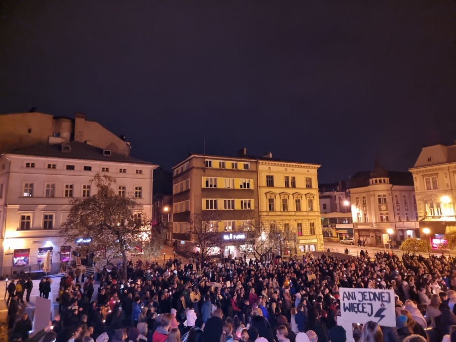 „Ani jednej więcej!”. Tłum w proteście na placu Chrobrego FILM