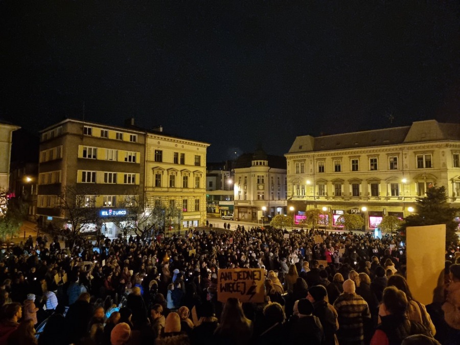 „Ani jednej więcej!”. Tłum w proteście na placu Chrobrego FILM