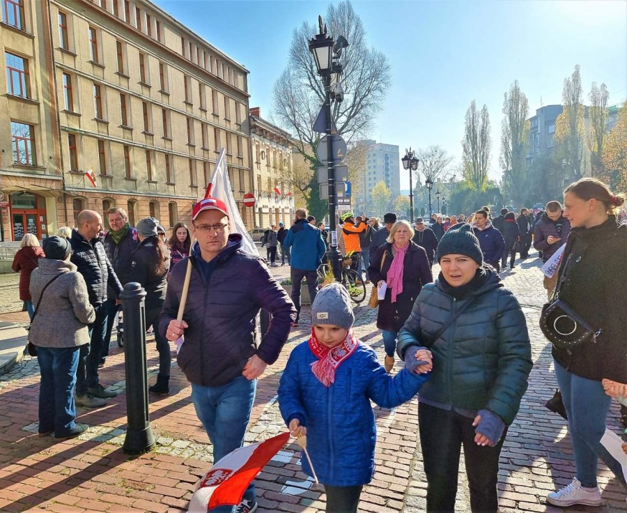 Nie bacząc na podziały, dumnie śpiewali. Bielszczanie świętują przed ratuszem FILM