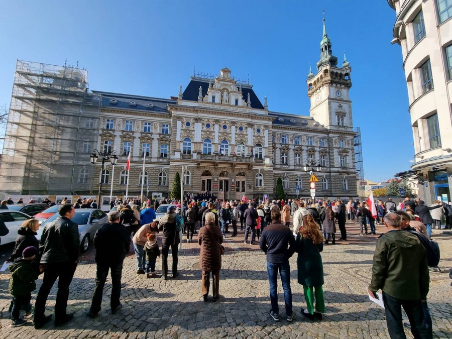 Nie bacząc na podziały, dumnie śpiewali. Bielszczanie świętują przed ratuszem FILM