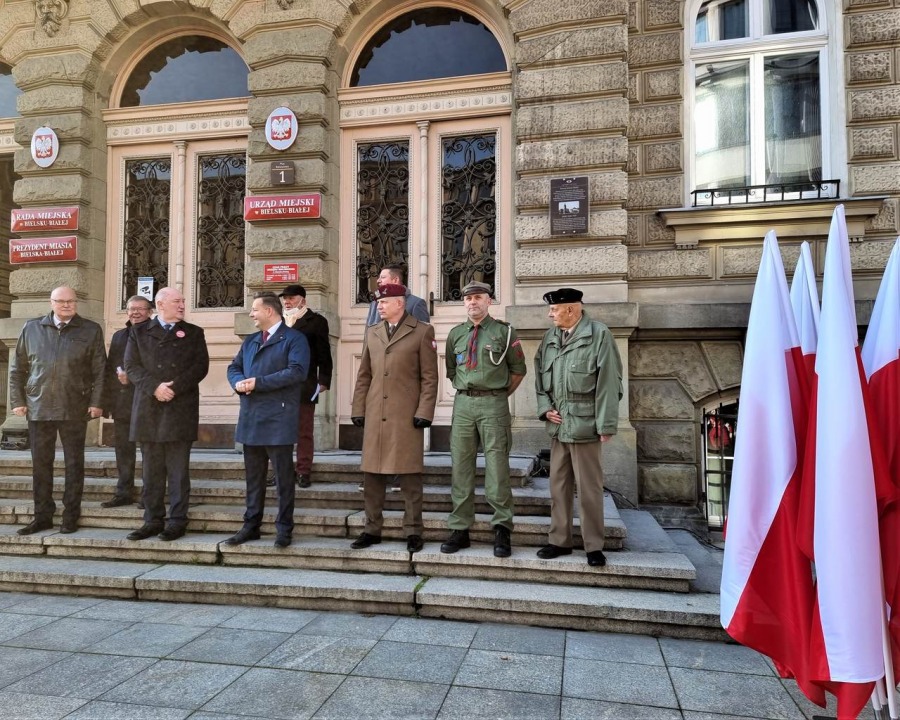 Nie bacząc na podziały, dumnie śpiewali. Bielszczanie świętują przed ratuszem FILM