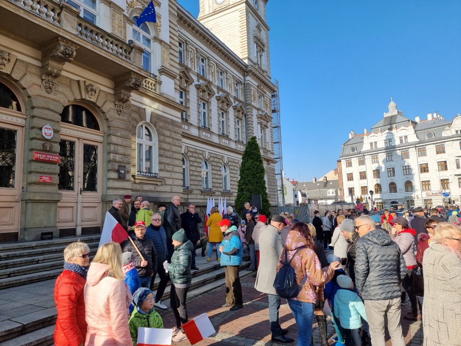 Nie bacząc na podziały, dumnie śpiewali. Bielszczanie świętują przed ratuszem FILM