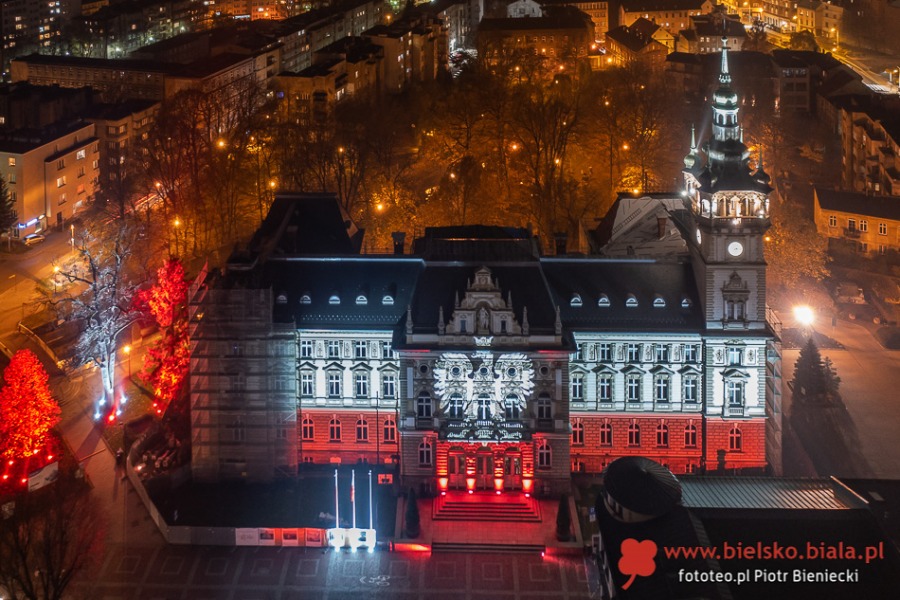 Bielski ratusz iluminowany w barwach narodowych. Dumny orzeł biały na fasadzie! ZDJĘCIA